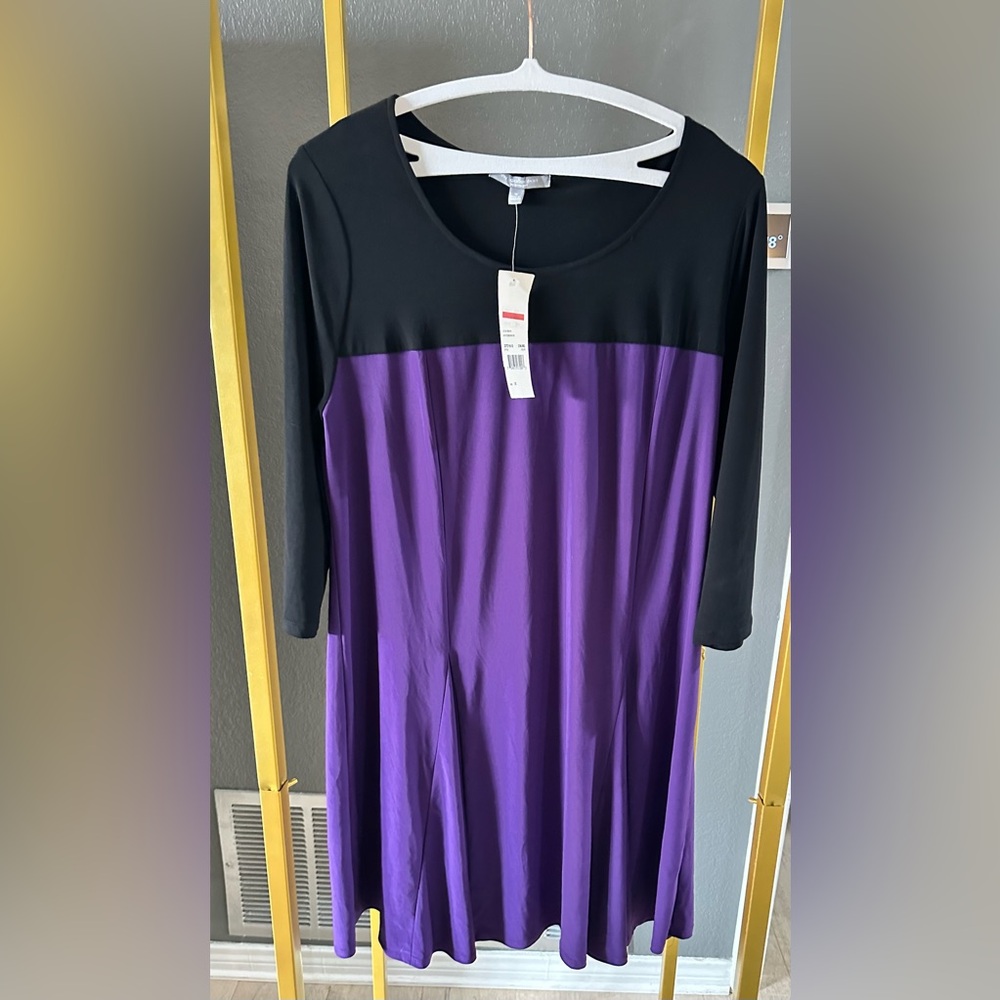 Size 1X black and purple long sleeve color block dress. Kneelength.